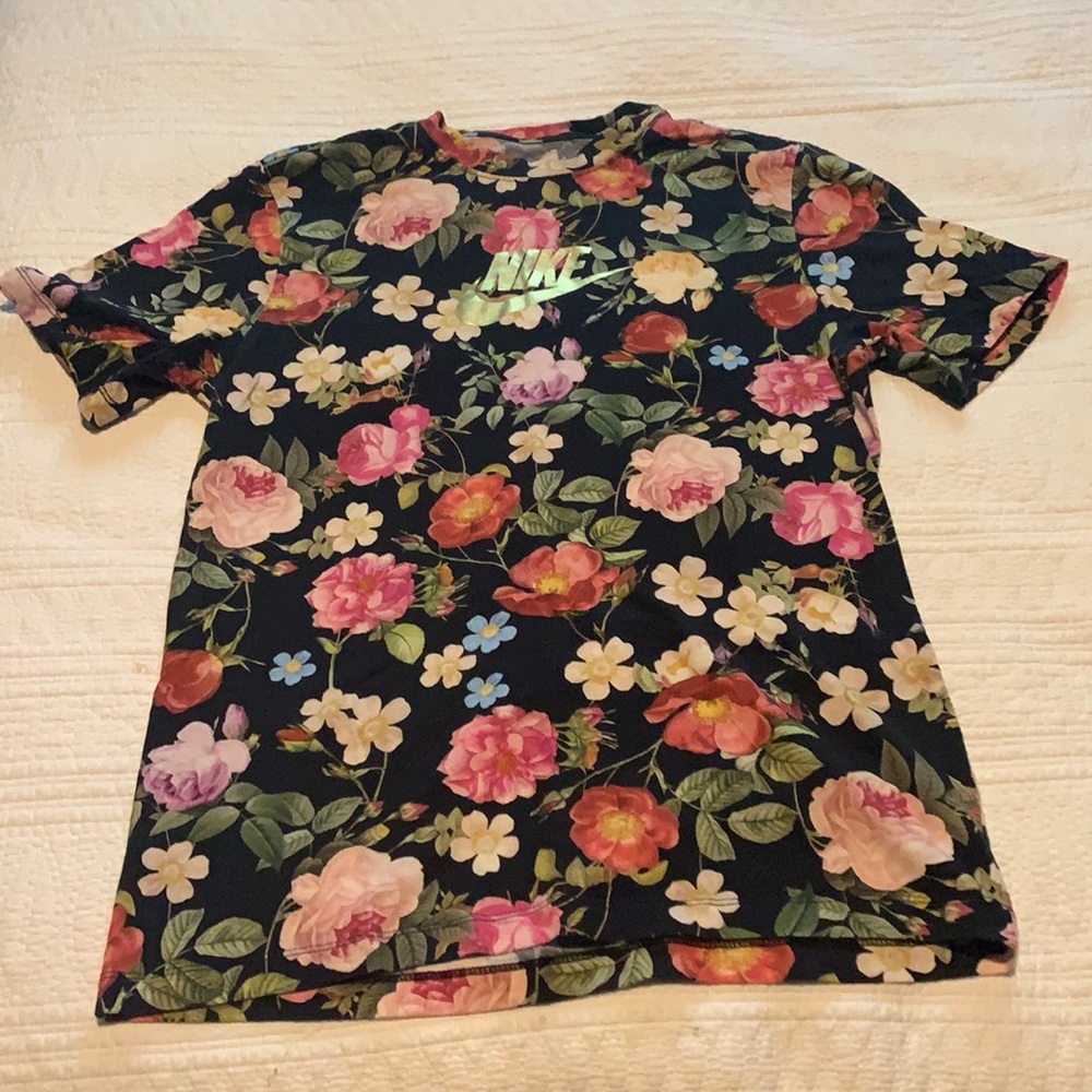 Size medium floral Nike t